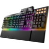 Na zdjęciu znajduje się klawiatura mechaniczna z podświetleniem RGB, z widocznym logo "be quiet!" na górnej części. Klawiatura posiada dodatkowe przyciski multimedialne oraz numeryczne, a także podpórkę na nadgarstki.