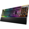 Na zdjęciu widoczna jest klawiatura z podświetleniem RGB, z napisem "be quiet!" w prawym górnym rogu. Klawiatura posiada czarną podpórkę na nadgarstki i pokrętło w lewym górnym rogu.