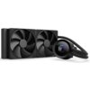 Na zdjęciu znajduje się system chłodzenia wodnego z dwoma wentylatorami i okrągłym blokiem wodnym z wyświetlaczem, na którym widnieje napis "NZXT 32° Liquid". Produkt jest w kolorze czarnym, a na wentylatorach widoczne jest logo "NZXT".