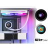 Na zdjęciu znajduje się wnętrze komputera z zamontowanym chłodzeniem wodnym, które ma dwa podświetlane wentylatory. Widoczny jest tekst: "NZXT 32° Liquid" na wyświetlaczu oraz "POWERED BY NZXT CAM".