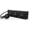 Na zdjęciu znajduje się czarne chłodzenie wodne z trzema wentylatorami oraz okrągłym blokiem wodnym z wyświetlaczem pokazującym napis "NZXT 32 Liquid". Produkt ma elegancki, nowoczesny design.
