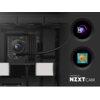 Na zdjęciu widoczne jest wnętrze komputera z zamontowanym chłodzeniem wodnym, na którym wyświetla się temperatura "NZXT 32° Liquid". Obok znajdują się dwa okrągłe wyświetlacze z grafiką i napisem "NZXT 30° Liquid" oraz emotikoną rybki, a w dolnym rogu wid