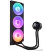 Czarny system chłodzenia wodnego z trzema wentylatorami RGB, które emitują kolorowe światło. Obok znajduje się okrągły element z wyświetlaczem pokazującym temperaturę "32°" oraz napis "NZXT".