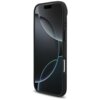 Czarne etui na telefon z widocznymi przyciskami bocznymi i otworem na aparat, z minimalistycznym wzorem geometrycznym na ekranie. Na etui znajduje się metalowe logo z trzema kolorowymi paskami.