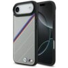 Szare etui na telefon z perforowaną powierzchnią i trzema paskami w kolorach niebieskim, granatowym i czerwonym, posiada logo BMW M w dolnym rogu. Obok etui widoczny jest telefon z ciemnym ekranem.