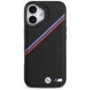 Czarne etui na telefon z perforowaną teksturą, ozdobione ukośnymi paskami w kolorach niebieskim, granatowym i czerwonym. Na dole widoczne jest logo BMW oraz litera "M" w tych samych kolorach.