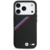 Czarne etui na telefon z perforowaną powierzchnią, ozdobione ukośnym paskiem w kolorach niebieskim, granatowym i czerwonym oraz metalowym logo BMW M na dole. W górnej części widoczne są trzy obiektywy aparatu i lampa błyskowa telefonu.
