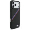 Czarne etui na telefon z perforowaną powierzchnią, ozdobione ukośnymi paskami w kolorach niebieskim, granatowym i czerwonym oraz metalowym logo BMW M. W górnej części widoczne są wycięcia na trzy obiektywy aparatu i lampę błyskową.