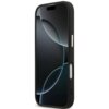 Czarne etui na telefon z widocznymi przyciskami bocznymi, zaprojektowane dla modelu Apple iPhone 17. Na ekranie telefonu widoczny jest abstrakcyjny wzór z ciemnymi i jasnymi okręgami.