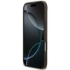 Brązowe etui na telefon z widocznymi przyciskami bocznymi, przeznaczone dla modelu Apple iPhone 17 Air. Na ekranie telefonu widoczny jest abstrakcyjny wzór z ciemnymi i jasnymi okręgami.
