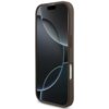 Brązowe etui na telefon z widocznymi przyciskami bocznymi, dopasowane do modelu iPhone. Na ekranie telefonu widoczny jest abstrakcyjny wzór z ciemnymi i jasnymi okręgami.