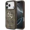 Brązowe etui na telefon z wzorem 4G i dużym logo GUESS, przeznaczone dla Apple iPhone 17 Pro. Na etui widoczny jest wzór z literami "G" i "U", a poniżej napis "GUESS".