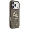 Brązowe etui na telefon z widocznym wzorem 4G i dużym logo GUESS na tle teksturowanej powierzchni. Etui posiada wycięcia na aparat i przyciski boczne.