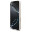 Różowe etui na telefon z dużym logo "GUESS 4G" przeznaczone dla Apple iPhone 17, z widocznymi przyciskami bocznymi. Na ekranie telefonu widać abstrakcyjny wzór z ciemnymi i jasnymi okręgami.