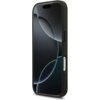 Czarne etui na telefon z widocznymi przyciskami bocznymi i wycięciem na aparat, przeznaczone do modelu Apple iPhone 17 Pro. Na ekranie telefonu widoczny jest abstrakcyjny wzór z ciemnymi okręgami.