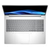 Srebrny laptop z otwartym ekranem, na którym widoczna jest niebieska grafika. Klawiatura jest pełnowymiarowa z ciemnoszarymi klawiszami, a poniżej znajduje się duży touchpad.