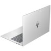 Srebrny laptop z widocznym logo "hp" na pokrywie, częściowo otwarty, ukazujący klawiaturę i touchpad. Laptop ma smukłą konstrukcję i minimalistyczny design.