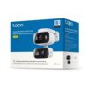 Na zdjęciu znajduje się opakowanie kamery TP-LINK Tapo C246D, z widocznym logo "tapo" oraz napisem "Indoor/Outdoor Dual Lens Pan/Tilt Security Camera". Opakowanie zawiera również informacje o funkcjach, takich jak "Synchronized Smart Detection and Trackin