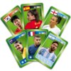 Na zdjęciu znajduje się sześć kart z gry "Top Trumps", każda z wizerunkiem piłkarza i flagą kraju. Widoczne są nazwiska: Son Heung-min, Alexia Putellas, Lucy Bronze, Sam Kerr, Kylian Mbappé i Lionel Messi.