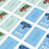 Na zdjęciu widoczne są karty z gry planszowej z motywem Lilo & Stitch, z napisami takimi jak "Hula" i "Eksperyment 626". Karty mają różne tła i ilustracje, a teksty na nich zawierają instrukcje gry, np. "Widzisz spadającą gwiazdę - pomyśl życzenie i dobie