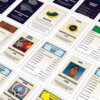 Na zdjęciu widoczne są karty z gry planszowej, z różnymi ilustracjami i tekstami, takimi jak "Wartość hipoteczna", "Gramofon", "Płyta", "Nani", "Rybka Płaszczka", "Przewodnicząca Rady" oraz "Oleg Ombit". Każda karta zawiera szczegółowe informacje dotycząc