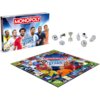 Pudełko gry planszowej "Monopoly World Football Stars" z widocznymi postaciami piłkarzy na okładce oraz plansza do gry z podobnym motywem. Obok znajdują się metalowe pionki w kształcie piłkarskich akcesoriów.