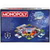 Opakowanie gry planszowej Monopoly World Football Stars z dużym logo "MONOPOLY" oraz napisem "World Football Stars" na tle boiska piłkarskiego. Widoczna plansza gry z wizerunkami piłkarzy oraz opis w języku polskim dotyczący zasad i emocji związanych z gr