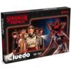 Pudełko gry planszowej z serii "Stranger Things" z napisem "Cluedo" oraz grafiką przedstawiającą postacie z serialu i potwora. Na opakowaniu widnieje tekst: "Odkryj, kto popełnił zbrodnię", a także oznaczenie wiekowe "12+" i logo "Netflix".
