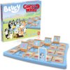 Pudełko gry towarzyskiej "Guess Who?" z motywem Bluey, przedstawia kolorowe postacie z kreskówki na tle krajobrazu, a obok znajduje się plansza z kartami postaci, takimi jak "Muffin", "Coco", "Lila", "Chloe" i "Indy". Na pudełku widnieje napis "Bluey Gues