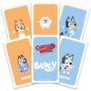 Na zdjęciu znajduje się zestaw kart z gry towarzyskiej, z centralną kartą w kolorze niebieskim z napisem "Guess Who? BLUEY". Pozostałe karty przedstawiają postacie z animacji, z podpisami "SOCKS" i "MUFFIN", a na jednej z kart widnieje oznaczenie "WM05420