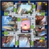 Plansza do gry "Cluedo Spider-Man" przedstawia widok miasta z różnymi lokalizacjami, takimi jak "Central Park", "Budynek w Midtown", "Upper East Side", "Dzielnica mieszkalna Queens", "Brooklyn", "Metro Magazine", "Central Park", "Lower East Side" i "Manha