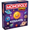 Pudełko gry planszowej "Monopoly Junior Kosmos" z kolorową grafiką przedstawiającą uśmiechnięte planety i słońce na tle gwiazd. Na opakowaniu widnieje napis "Od zera do milionera" oraz oznaczenie wiekowe "5+" i liczba graczy "2-4".