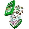 Zielone pudełko z napisem "Top Trumps Goddit! World Football Stars" zawiera karty z okrągłymi zdjęciami piłkarzy oraz symbolami piłek i liczbami. Na pudełku i kartach widoczne są różne wzory i kolory, a na dole pudełka znajduje się napis "Goddit!".