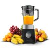Blender kielichowy w kolorze czarnym z napisem "cecotec" na obudowie, wypełniony pomarańczowym płynem, otoczony różnorodnymi owocami, takimi jak winogrona, banany, pomarańcze i kiwi.