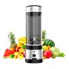 Na zdjęciu znajduje się blender personalny z napisem "cecotec" na górze, otoczony różnorodnymi owocami, takimi jak ananas, banan, arbuz, pomarańcza i jabłko. Blender ma cylindryczny kształt z metaliczną podstawą i widocznym przyciskiem.