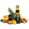 Na zdjęciu znajduje się blender personalny z napisem "cecotec" na obudowie, wypełniony żółtym płynem, otoczony różnorodnymi owocami, takimi jak ananas, winogrona, jabłka, kiwi i mango. Obok blendera stoi mniejszy pojemnik z pokrywką, również wypełniony żó