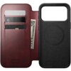 Bordowe etui skórzane z trzema kieszonkami na karty i miejscem na banknoty, z widocznym napisem "NOMAD Horween Leather Co Chicago, IL Est. 1905". Obok znajduje się czarna część etui z okrągłym wzorem.