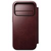 Bordowe etui skórzane z klapką, przeznaczone do telefonu, z widocznym wycięciem na aparat fotograficzny. Na powierzchni etui nie ma żadnych widocznych napisów ani logo.