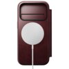 Bordowe etui skórzane z okrągłym, białym elementem na środku oraz wąskim, poziomym otworem w górnej części. Produkt jest przeznaczony do telefonu Apple iPhone 17 Pro.