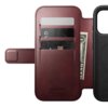 Bordowe skórzane etui z trzema kieszonkami na karty i miejscem na banknoty, z widocznym napisem "NOMAD Horween Leather Co Chicago, IL Est. 1905". Obok znajduje się czarna część etui z wycięciem na aparat.