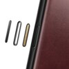 Bordowe etui skórzane z czarnymi elementami, przeznaczone do telefonu, z widocznymi detalami przycisków i wykończenia. Produkt wykonany z materiału Horween, prezentuje elegancki design.