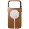 Jasnobrązowe etui skórzane z dużym otworem na aparat i okrągłym białym elementem MagSafe na środku. Etui posiada przyciski po bokach i jest przeznaczone do telefonu Apple iPhone 17 Pro Max.