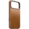 Jasnobrązowe etui wykonane z gładkiej skóry, z dużym otworem na aparat i przyciskami bocznymi. Produkt ma elegancki, minimalistyczny design.