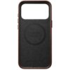 Brązowe etui na telefon z dużym otworem na aparat, wykonane z ciemnej skóry, z widocznym logo "NOMAD Horween Leather Co Chicago, Est. 1905" w centralnej części.