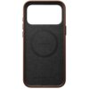 Brązowe etui na telefon z dużym otworem na aparat, wykonane z materiału przypominającego skórę, z widocznym napisem "NOMAD" w centralnej części. Na etui znajduje się okrągły wzór sugerujący kompatybilność z MagSafe.