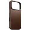 Brązowe etui wykonane z gładkiej skóry, przeznaczone do telefonu Apple iPhone 17 Pro, z dużym otworem na aparat i przyciskami bocznymi. Produkt jest kompatybilny z technologią MagSafe.