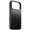 Czarne etui wykonane z gładkiej skóry, z dużym otworem na aparat i przyciskami po bokach. Produkt jest przeznaczony do telefonu Apple iPhone 17 Pro i obsługuje technologię MagSafe.