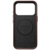 Brązowe etui na telefon z dużym otworem na aparat, wykonane z ciemnego materiału z widocznym logo "NOMAD Horween Leather Co Chicago, USA 1905". Etui posiada okrągłe wycięcie na środku, sugerujące kompatybilność z MagSafe.
