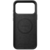 Czarne etui na telefon z dużym otworem na aparat i okrągłym wzorem na środku, z napisem "NOMAD" w centralnej części. Etui ma teksturowaną powierzchnię i wycięcia na przyciski boczne.