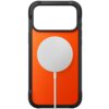 Pomarańczowe etui na telefon z czarnymi krawędziami, z okrągłym, białym elementem MagSafe przymocowanym do tylnej części. Etui ma duży otwór na aparat w górnej części.